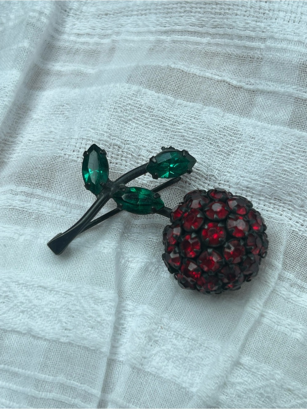 Vintage Warner crystal cherry brooch
🍒 - Picture 2 of 3